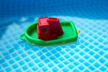 Küçük plastik oyuncak tekne bir yüzme havuzunda
