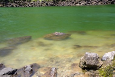 Dağ gölü taşlarla