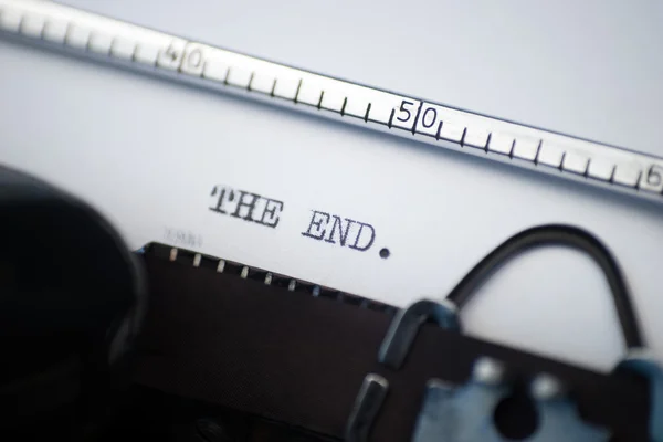 Slutet, skriven på en gammal skrivmaskin — Stockfoto