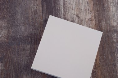 Tahta masadaki boş kağıt.