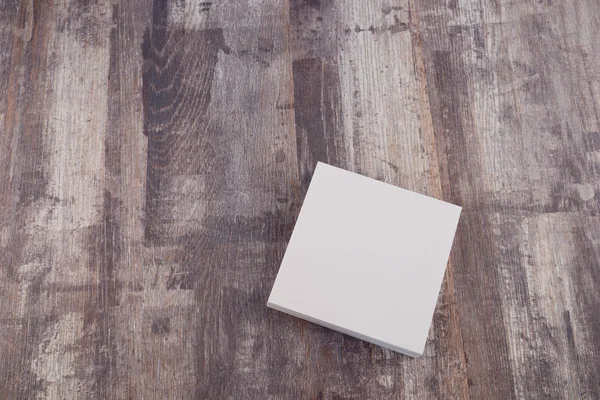 Papel en blanco sobre mesa de madera — Foto de Stock