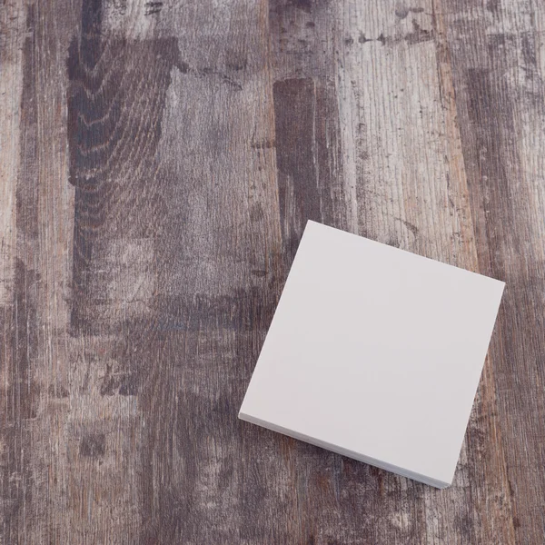 Papel en blanco sobre mesa de madera — Foto de Stock