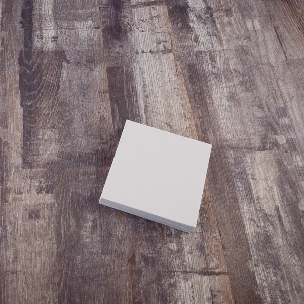 Papel en blanco sobre mesa de madera — Foto de Stock