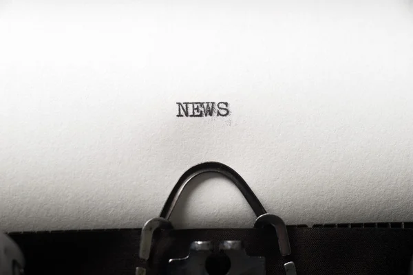 Texto de notícias sobre máquina de escrever retro — Fotografia de Stock