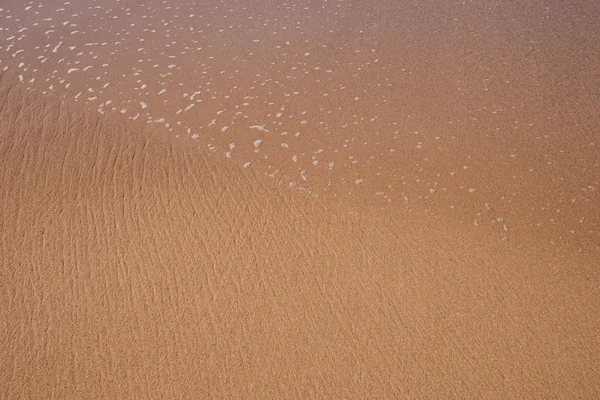 Plage de sable brun parfait et d'eau cristalline — Photo