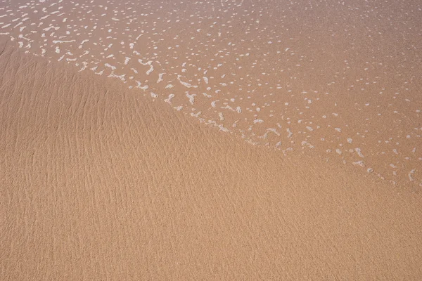 完美的棕色砂砾和晶水滩 — 图库照片