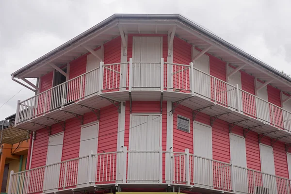 Uma casa brilhantemente pintada — Fotografia de Stock