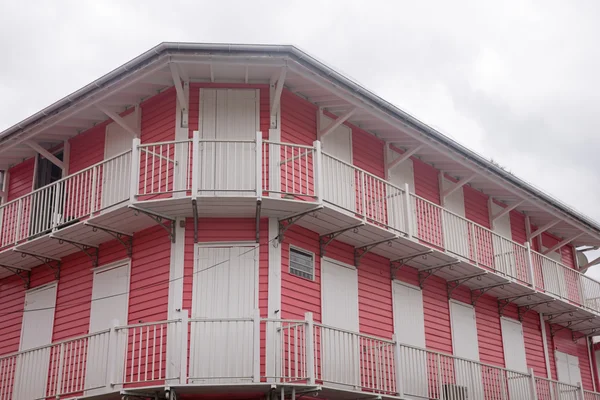 Açık renklerle boyalı evi — Stok fotoğraf