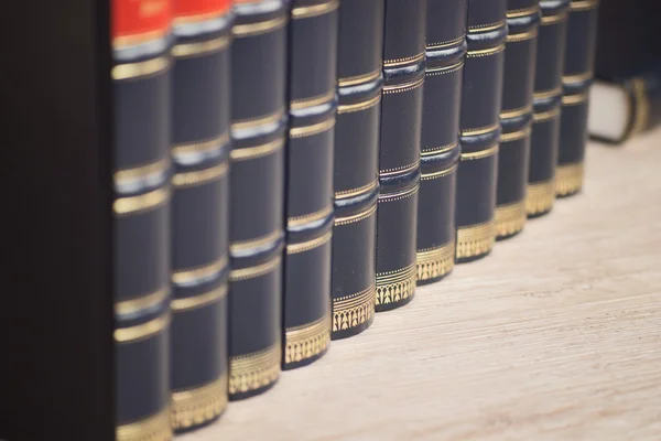 Rij van oude boeken op een plank — Stockfoto