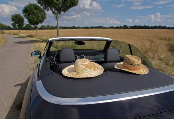 Estate, Sole, Auto con due cappelli di paglia — Foto Stock