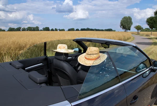 Estate, Sole, Auto con due cappelli di paglia — Foto Stock