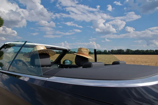 Estate, Sole, Auto con due cappelli di paglia — Foto Stock