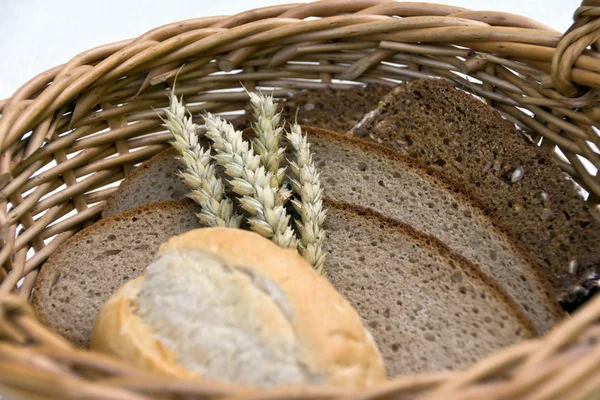 Хлеб и рулоны в плетеной корзине — стоковое фото