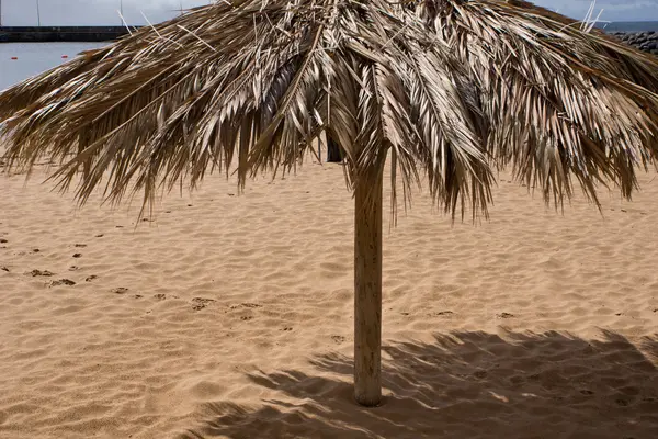 Paraguas de caña en la playa —  Fotos de Stock