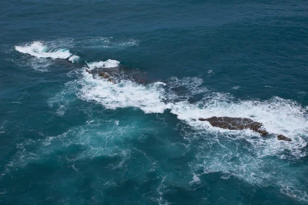 Breken van de golven op de rotsachtige kust — Stockfoto