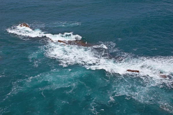 Breaking waves at rocky coast — Stock Photo, Image