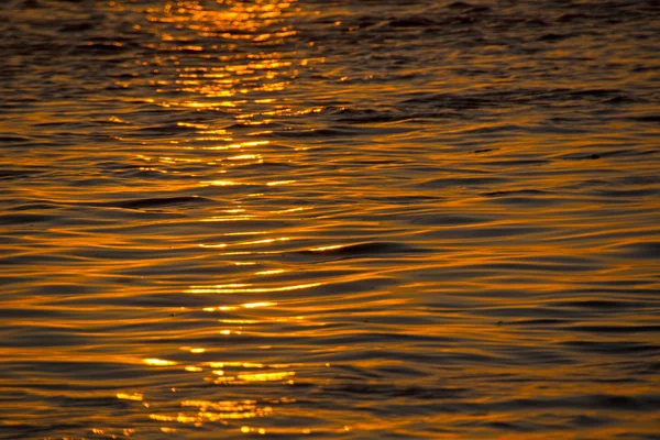 Hintergrund der Wasseroberfläche bei Sonnenuntergang — Stockfoto