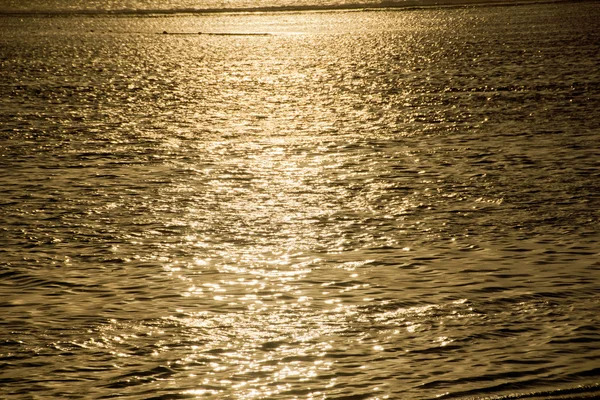 Hintergrund der Wasseroberfläche bei Sonnenuntergang — Stockfoto