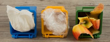 Geri dönüşüm çöp kutularını kümesi