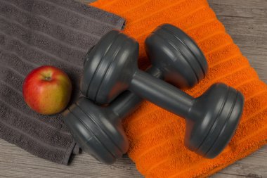 Dumbbell ve havlu ile elma