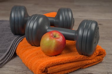 Dumbbell ve havlu ile elma