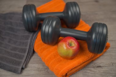 Dumbbell ve havlu ile elma