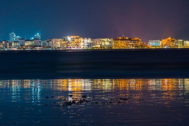 Modern Dubai siluetine gece görüşü. Turistler ve sakinleri için lüks bir yer. İnanılmaz renkler suyu yansıtır..