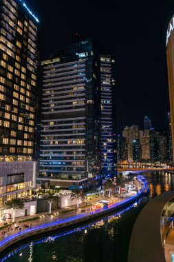 Dubai Marina Panorama 'ya gece görüşü. Lüks gökdelenler modern Dubai 'yi temsil ediyor. Mavi saatte çekilmiş..