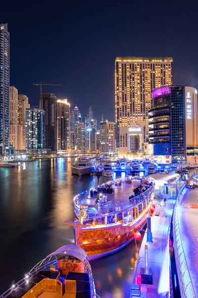 Vista Noturna Para Horizonte Marina Dubai Revela Pier Barcos Destino — Fotografia de Stock