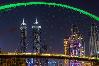 Hoşgörü köprüsünün gece görüşü BAE 'nin ulusal yeşil rengiyle aydınlatıldı. Dubai su kanalında inanılmaz bir yapı var..