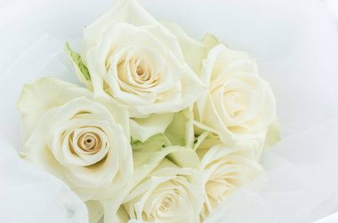 Beyaz düğün duvağı ve beyaz gül buketi 