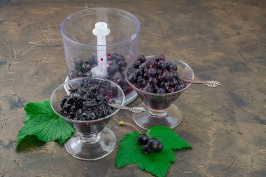 Makro, soyut arkaplanda taze turuncu ve kırmızı gülleri kapat