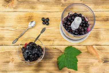 Frenk üzümü, reçel ve yeşil izin için bir kasede şekerle öğütülmüş.