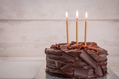 Mumlu çikolatalı pastayı kapat.