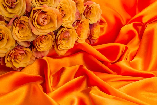 Makroaufnahme Frischer Orangefarbener Und Roter Rosen Auf Abstraktem Hintergrund — Stockfoto