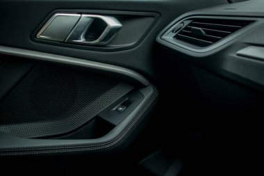 Arabadaki pencereleri kontrol eden düğmelerin ayrıntıları