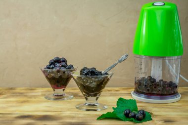 Frenk üzümü, reçel ve yeşil izin için bir kasede şekerle öğütülmüş.