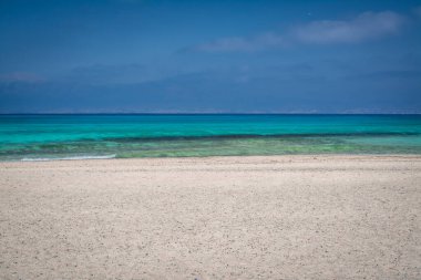 Beyaz kum, mavi su, tekne, sahil, Chrissi adası. Yunanistan
