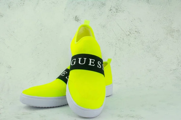 Guess Logo Sus Zapatos Guess Fashio Ropa Americana — Foto de Stock