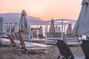 Akşamları okyanusa karşı kumsalda uzanan bir kumsal..