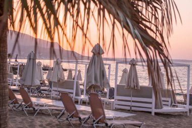 Okyanusa karşı kumsalda, avuç altında uzanan bir plaj. 