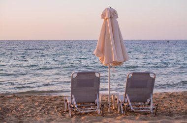 Akşamları okyanusa karşı kumsalda uzanan bir kumsal..