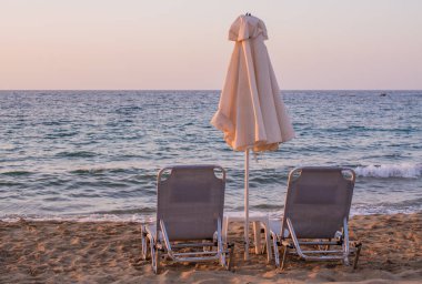 Akşamları okyanusa karşı kumsalda uzanan bir kumsal..