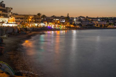 Şehir manzarası, su ve sahil. Gece fotoğraf çekimi..