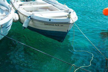 Limandaki renkli sandallar..