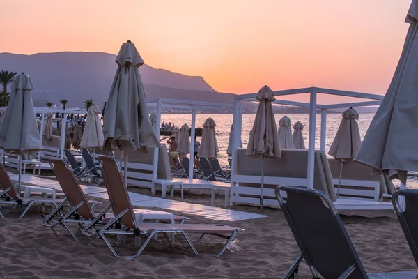 Akşamları okyanusa karşı kumsalda uzanan bir kumsal..