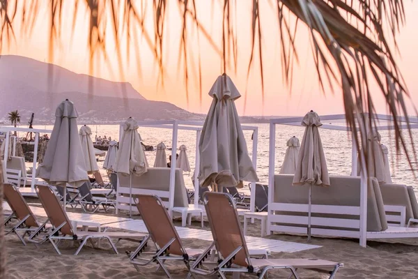 Okyanusa karşı kumsalda, avuç altında uzanan bir plaj. 