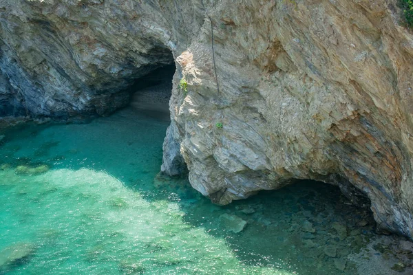 Deniz Kıyısında Sahilde Kayalar Kayalık Kıyı Şeridi Mavi Deniz — Stok fotoğraf