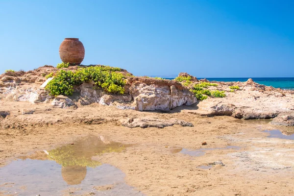 海の海岸と岩とビーチ 岩の海岸線 青い海 ギリシャ — ストック写真