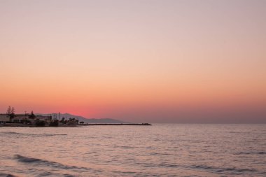 Sıcak denizin üzerinde güzel bir yaz günbatımı.